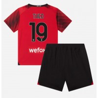 Fotballdrakt Barn AC Milan Theo Hernandez #19 Hjemmedraktsett 2023-24 Kortermet (+ Korte bukser)